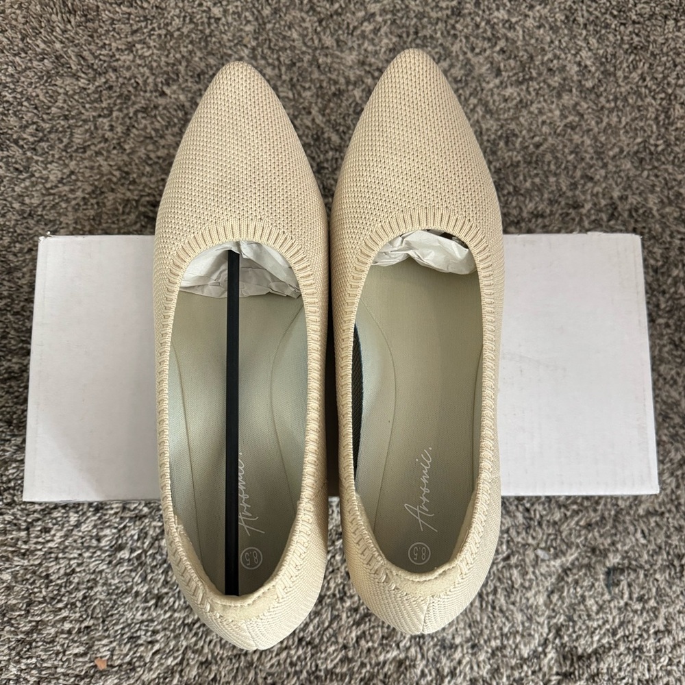Arromic beige 8.5 flats